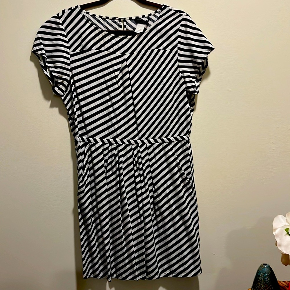 JCrew size 10 above the knee dress with pockets. Black and white striped.
